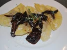 Ravioli mit Gorgonzola-Walnuss-Füllung und Rotwein-Balsamico-Schalotten - Rezept