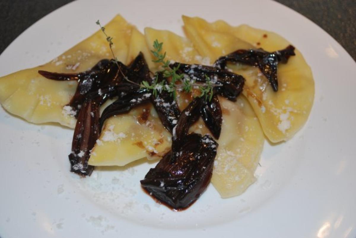 Ravioli mit Gorgonzola-Walnuss-Füllung und Rotwein-Balsamico-Schalotten
- Rezept Gesendet von Anni2000