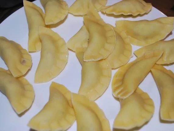 Ravioli mit Gorgonzola-Walnuss-Füllung und Rotwein-Balsamico-Schalotten - Rezept - Bild Nr. 3