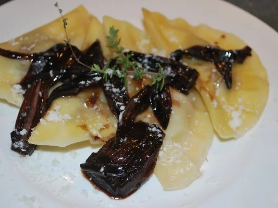 Ravioli mit Gorgonzola-Walnuss-Füllung und Rotwein-Balsamico-Schalotten - Rezept - Bild Nr. 4