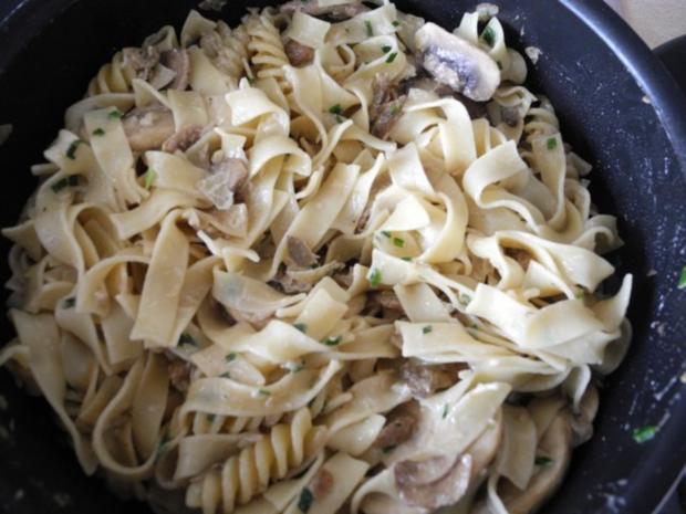 Steinpilz-Champignon-Bandnudeln - Rezept - kochbar.de