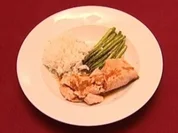 Gegrillter Lachs mit Ingwer-Soja-Sauce, grünem Spargel und Reis (Eloy de Jong) - Rezept