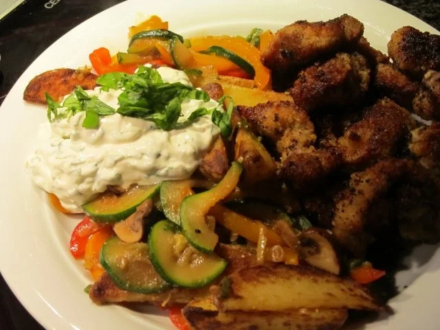 Gemüsepfanne mit Schmand-Dip und Kotelettstreifen - Rezept - Bild Nr. 2