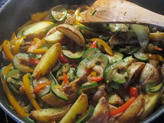 Gemüsepfanne mit Schmand-Dip und Kotelettstreifen - Rezept - Bild Nr. 3