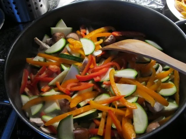 Gemüsepfanne mit Schmand-Dip und Kotelettstreifen - Rezept - Bild Nr. 4