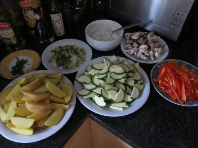 Gemüsepfanne mit Schmand-Dip und Kotelettstreifen - Rezept - Bild Nr. 8