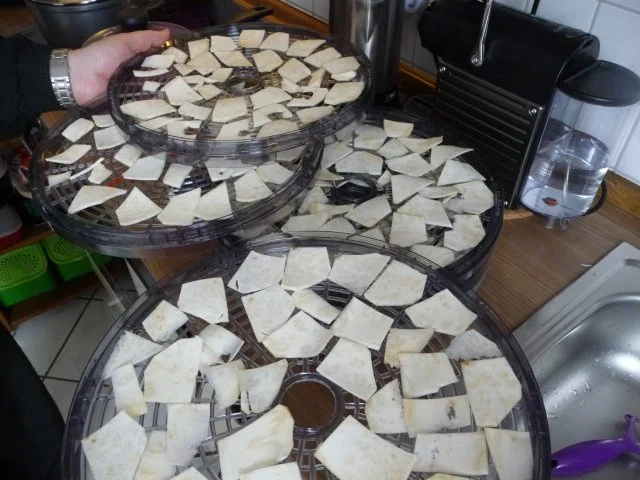 Rezept: Vorräte : ...trocknen - Sellerie und Petersilienwurzel Vorräte : ...trocknen - Sellerie und Petersilienwurzel - Rezept