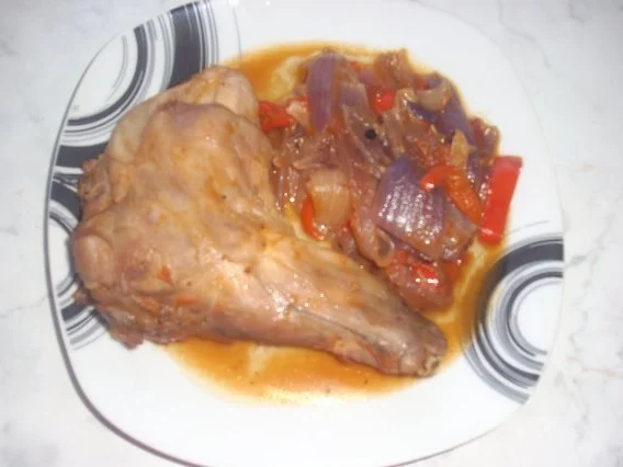 Geschmorte Kaninchenkeulen mit Zwiebeln - Rezept