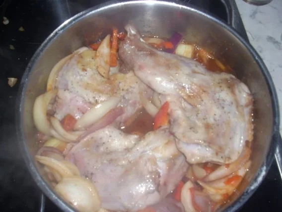 Geschmorte Kaninchenkeulen mit Zwiebeln - Rezept - Bild Nr. 4