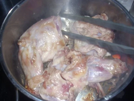 Geschmorte Kaninchenkeulen mit Zwiebeln - Rezept - Bild Nr. 2