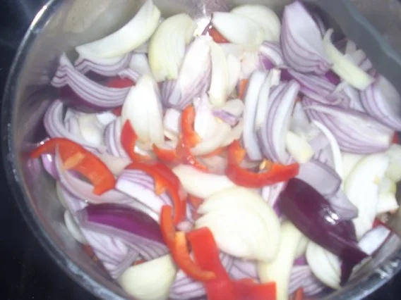 Geschmorte Kaninchenkeulen mit Zwiebeln - Rezept - Bild Nr. 3