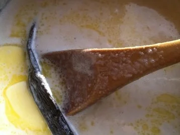 Grieß-Flammeri mit Himbeersoße .. und einem Geist ;-)).. - Rezept - Bild Nr. 3