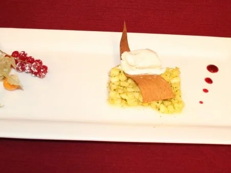 Zitronen-Thymian-Eis mit Ananasconfit auf einem Fruchtspiegel - Rezept