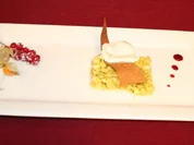 Zitronen-Thymian-Eis mit Ananasconfit auf einem Fruchtspiegel - Rezept