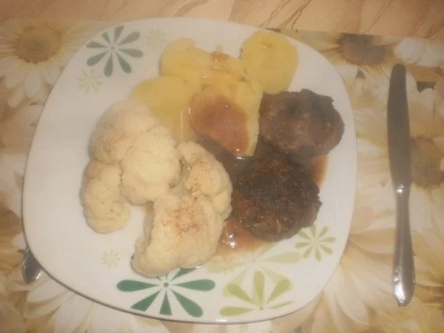 Rezept: Mediterrane Frikadellen mit Blumenkohl Mediterrane Frikadellen mit Blumenkohl - Rezept