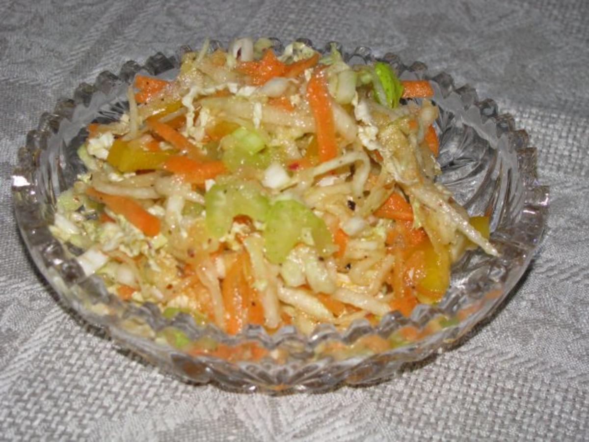 Salat: Chinakohl-Salat mit Gemüserohkost - Rezept