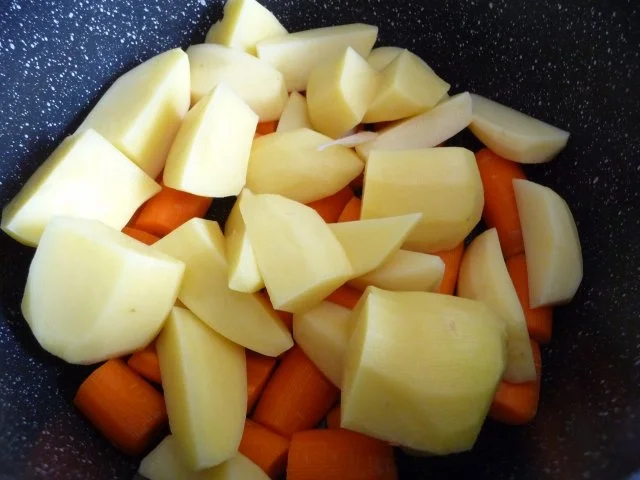 Resteverwertung : ...vom Schweinegulasch...mit Sellerie-Möhren-Kartoffelstampf - Rezept - Bild Nr. 3