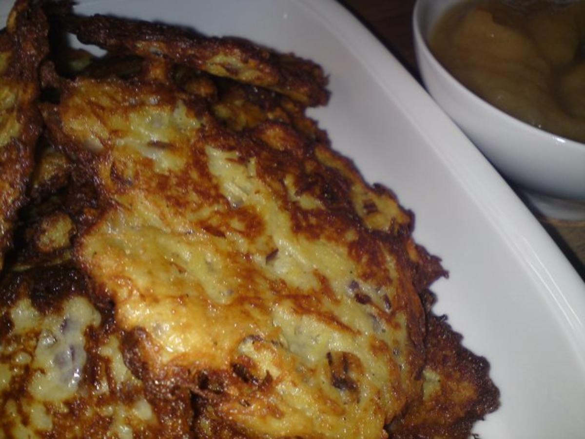 Reiberdatschi/ Kartoffelpuffer oder Reibekuchen mit Apfelmus - schnell ...