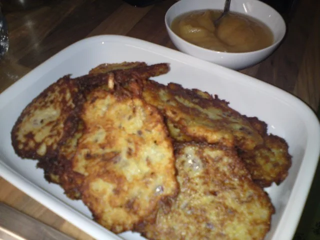 Rezept: Reiberdatschi/ Kartoffelpuffer oder Reibekuchen mit Apfelmus Bild Nr. 2 Reiberdatschi/ Kartoffelpuffer oder Reibekuchen mit Apfelmus - Rezept - Bild Nr. 2