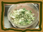 Eisbergsalat mir saure Sahne Dill Dip - Rezept