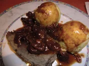 Sauerbraten in einer Kirschsoße mit Semmelknödeln - Rezept