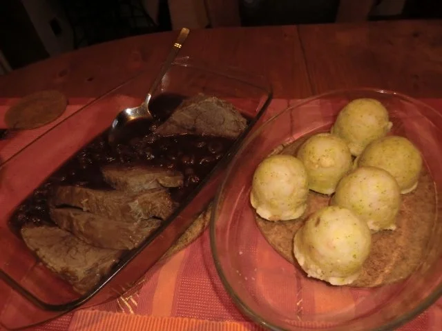 Rezept: Sauerbraten in einer Kirschsoße mit Semmelknödeln Bild Nr. 2 Sauerbraten in einer Kirschsoße mit Semmelknödeln - Rezept - Bild Nr. 2