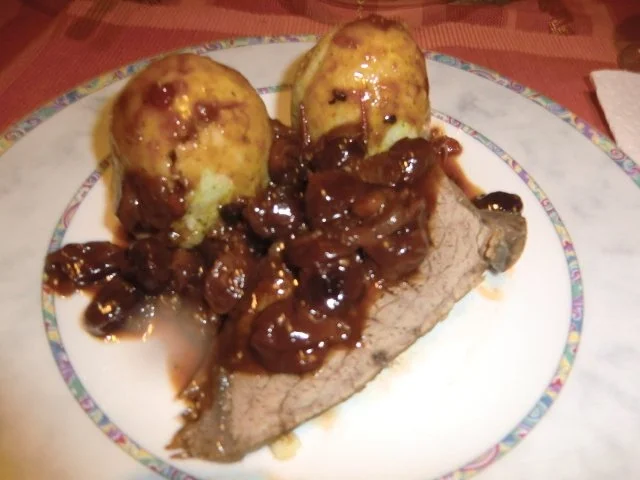 Rezept: Sauerbraten in einer Kirschsoße mit Semmelknödeln Bild Nr. 3 Sauerbraten in einer Kirschsoße mit Semmelknödeln - Rezept - Bild Nr. 3