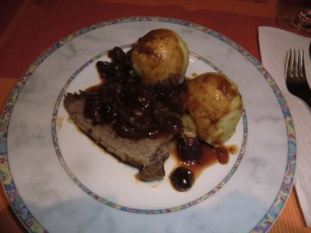 Rezept: Sauerbraten in einer Kirschsoße mit Semmelknödeln Bild Nr. 4 Sauerbraten in einer Kirschsoße mit Semmelknödeln - Rezept - Bild Nr. 4