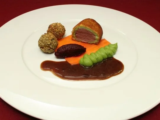 Rehrücken im Haselnussbiskuit - Rezept