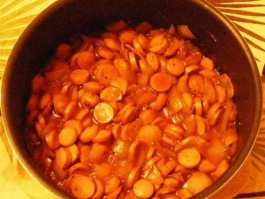 Zwiebel-Geflügelwiener-Geschnetzeltes in Tomaten-Rotwein-Sauce - Rezept