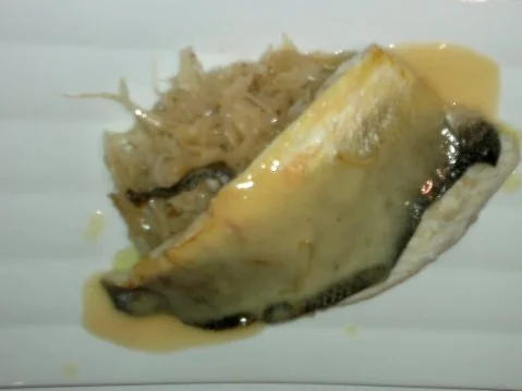 Wolfbarsch | Sauerkraut | Weiße Schokolade | Beurre blanc de verjus - Rezept