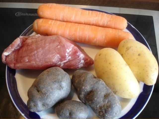 Überbackenes Schweinefilet mit Möhrenblütengemüse und zweierlei Kartoffelstampf - Rezept - Bild Nr. 2