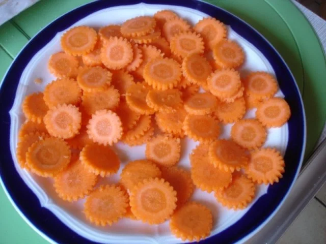 Überbackenes Schweinefilet mit Möhrenblütengemüse und zweierlei Kartoffelstampf - Rezept - Bild Nr. 3