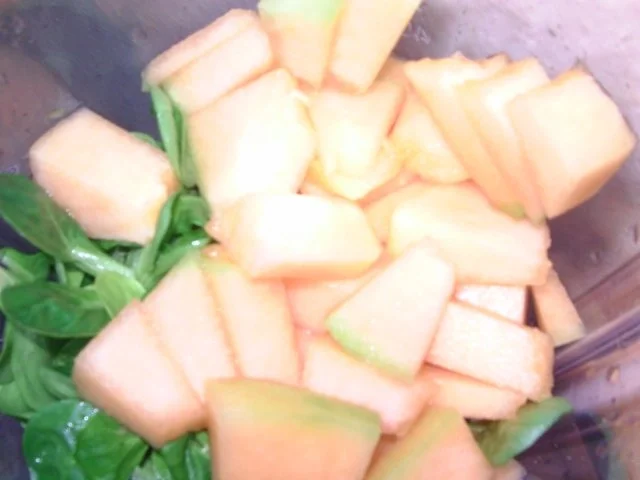 Smoothie mit Orange, Melone und Feldsalat - Rezept - Bild Nr. 4
