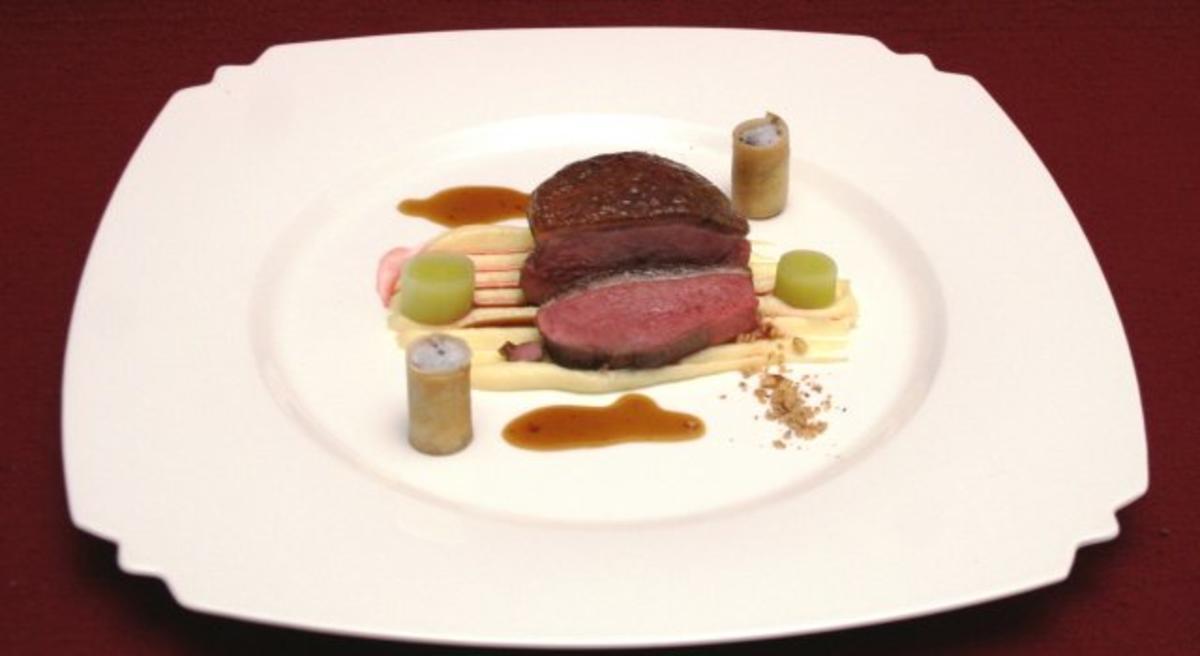 Challans-Ente auf Rauchmandelpüree mit Lauch und Feigenconfit