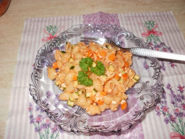 Nudelsalat in rot - Rezept