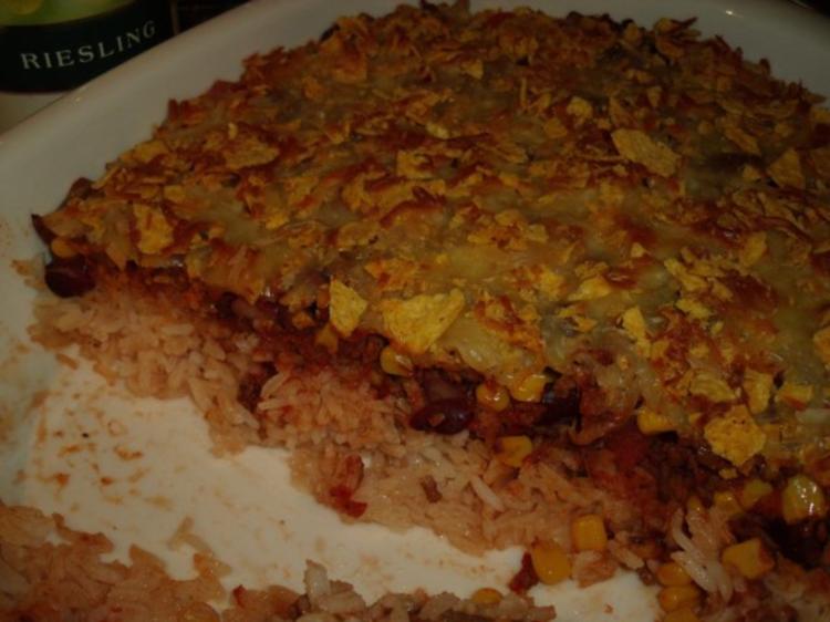 Chili con Carne Auflauf mit Tortilla-Käse-Kruste; der Hackfleisch ...