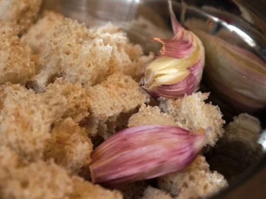 Feines grünes Erbsensüppchen mit Thymian-Croutons und Hähnchenspießen - Rezept - Bild Nr. 3