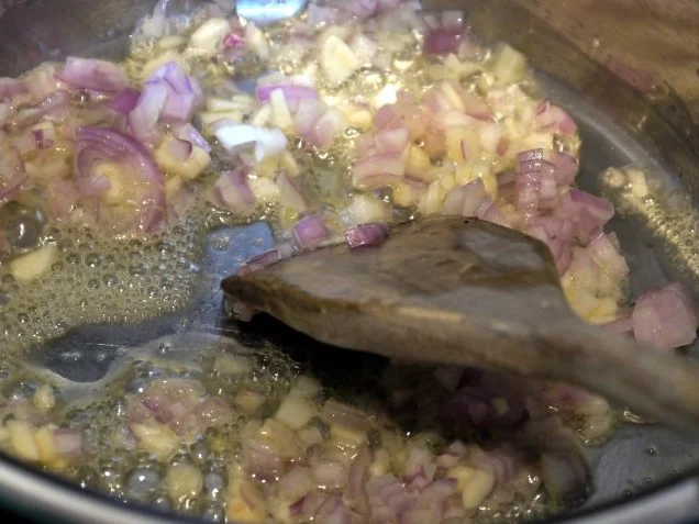 Feines grünes Erbsensüppchen mit Thymian-Croutons und Hähnchenspießen - Rezept - Bild Nr. 5