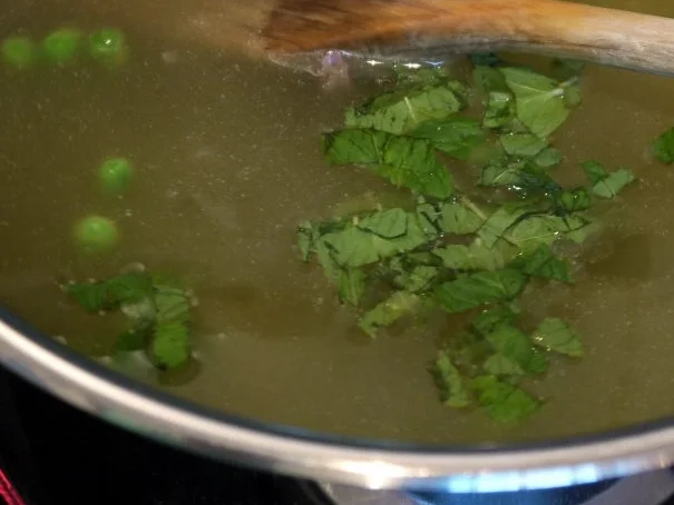 Feines grünes Erbsensüppchen mit Thymian-Croutons und Hähnchenspießen - Rezept - Bild Nr. 6