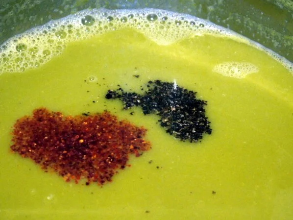 Feines grünes Erbsensüppchen mit Thymian-Croutons und Hähnchenspießen - Rezept - Bild Nr. 7