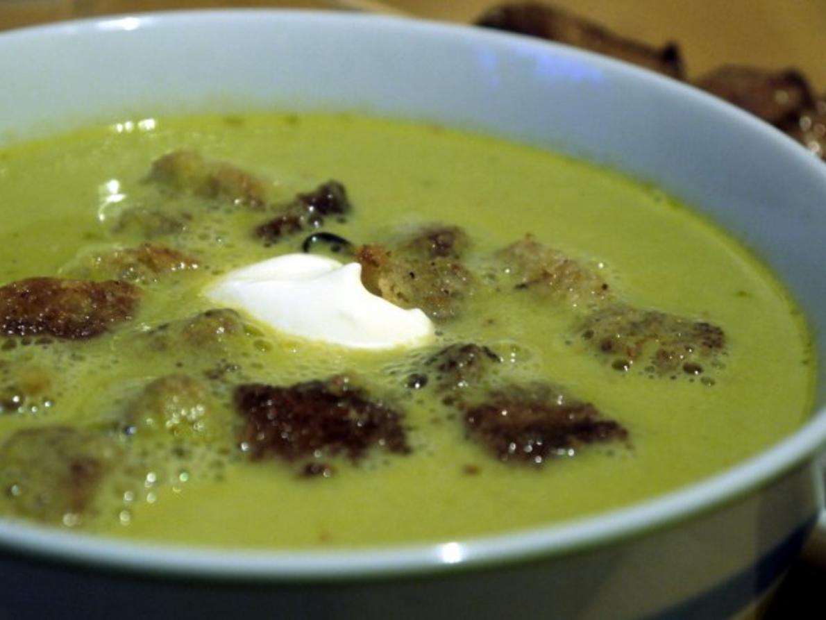 Feines grünes Erbsensüppchen mit Thymian-Croutons und Hähnchenspießen ...