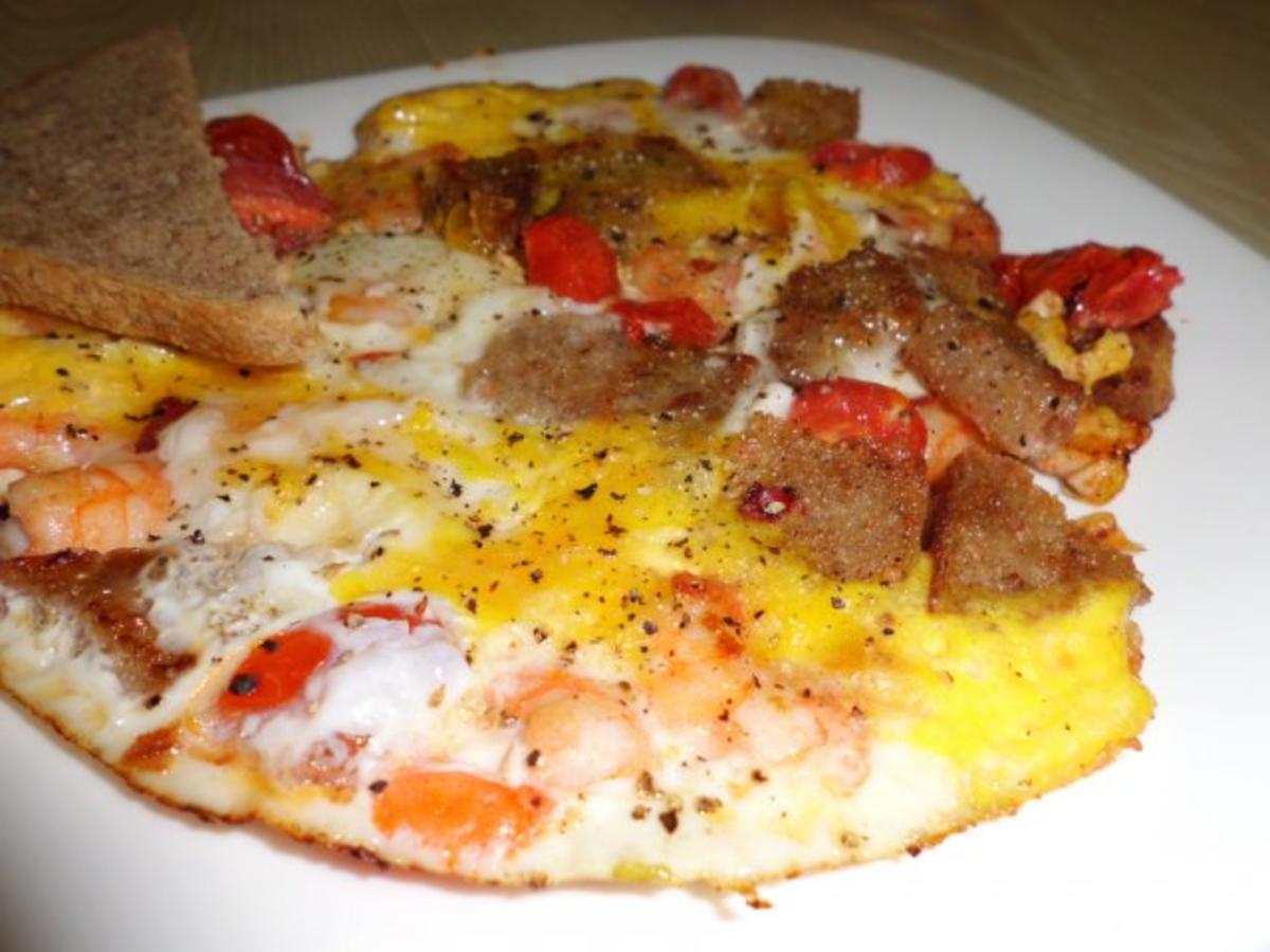 Bilder für Pfannengericht: Spiegelei mit Garnelen, Brot und Tomaten - Rezept