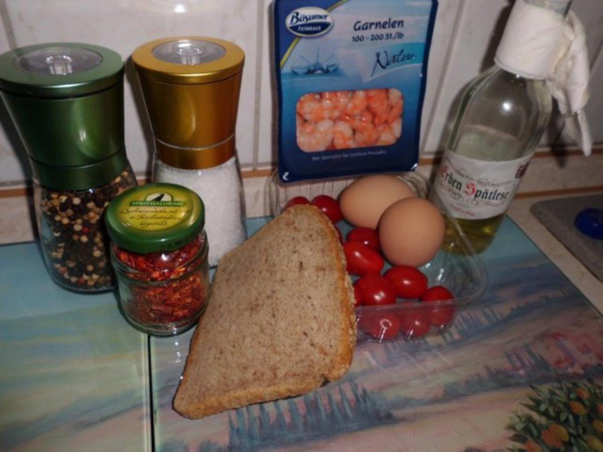 Pfannengericht: Spiegelei mit Garnelen, Brot und Tomaten - Rezept - Bild Nr. 2