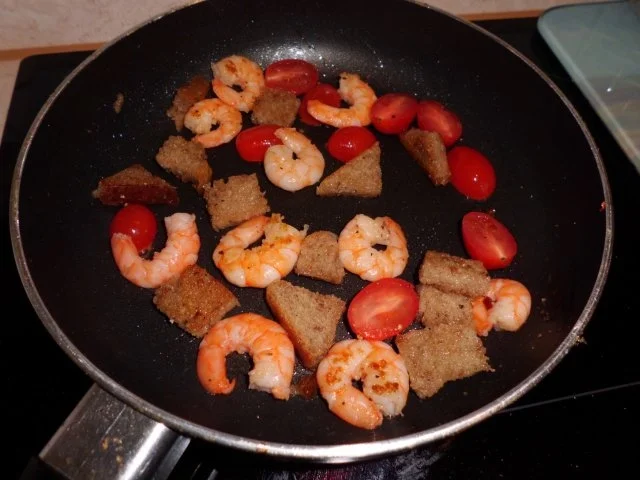 Pfannengericht: Spiegelei mit Garnelen, Brot und Tomaten - Rezept - Bild Nr. 3