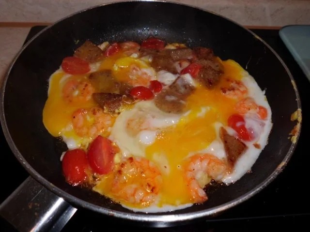 Pfannengericht: Spiegelei mit Garnelen, Brot und Tomaten - Rezept - Bild Nr. 4