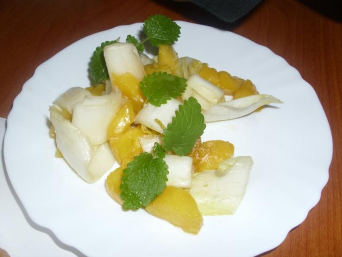 Curryhähnchen mit Baguette und Chicorée-Mango-Salat - Rezept