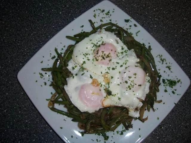 Bohnen scharf gebraten mit Spiegelei - Rezept