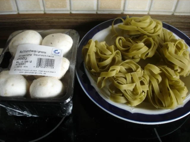 Grüne Bandnudeln mit Champignon-Sahne-Sauce - Rezept - Bild Nr. 2