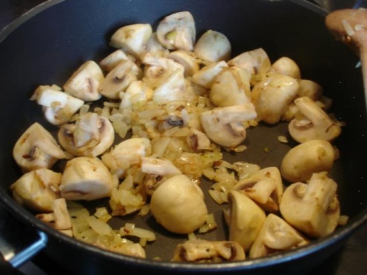 Grüne Bandnudeln mit Champignon-Sahne-Sauce - Rezept - kochbar.de